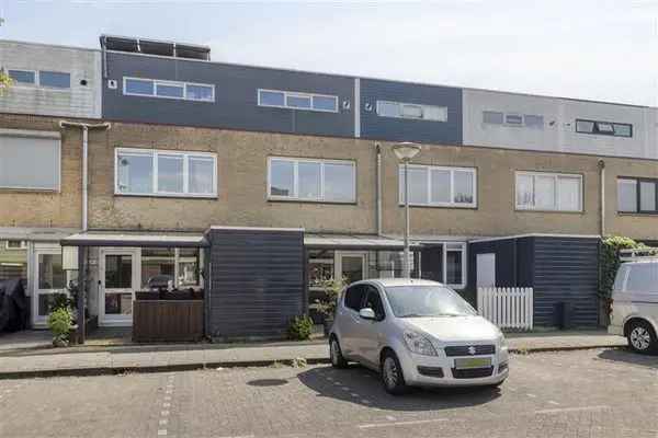 Ruime gezinswoning aan het water te koop