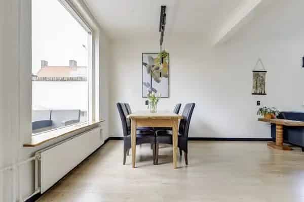 Hoekwoning met garage en grote tuin nabij centrum