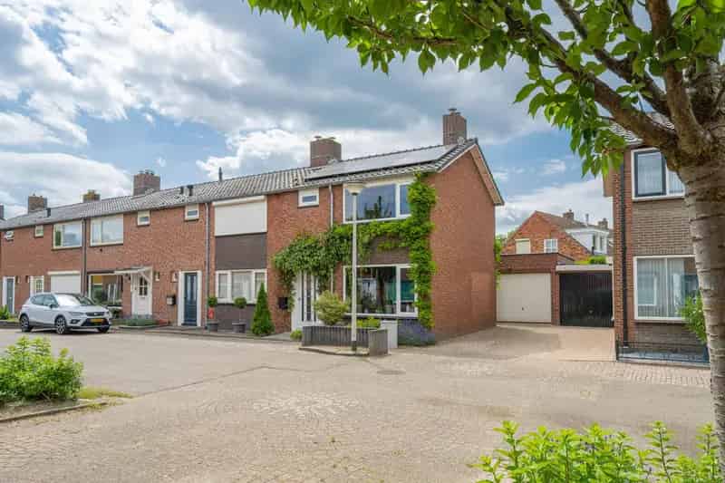 Huis te koop Deest 3 slaapkamers luxe badkamer 12 zonnepanelen