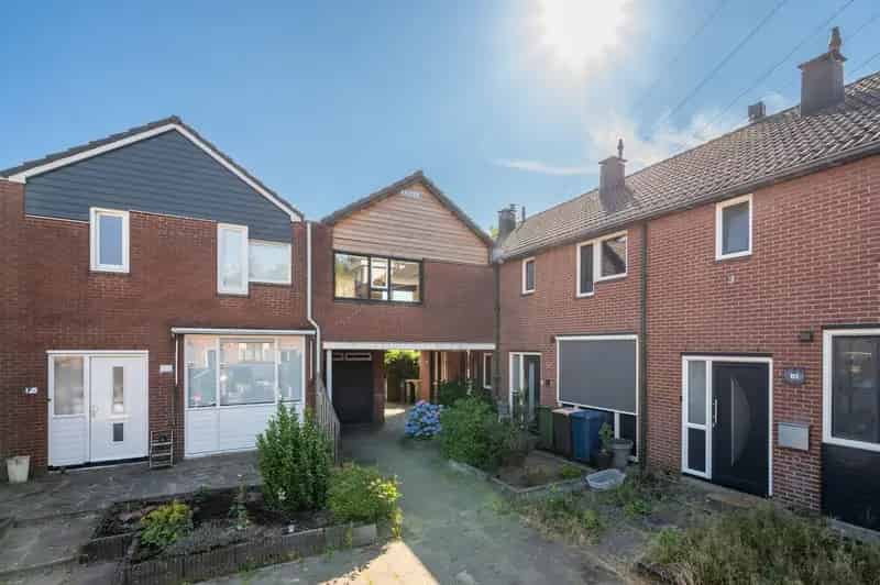 Huis te koop Apeldoorn: Charmante Poortwoning met Balkon en Slaapzolder