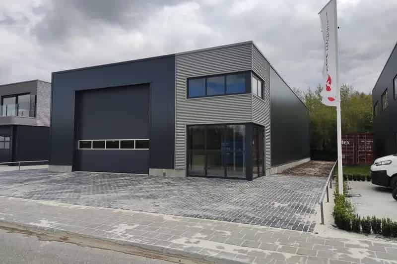 Bedrijfshal te Huur Roden 353m2 Zonnepanelen