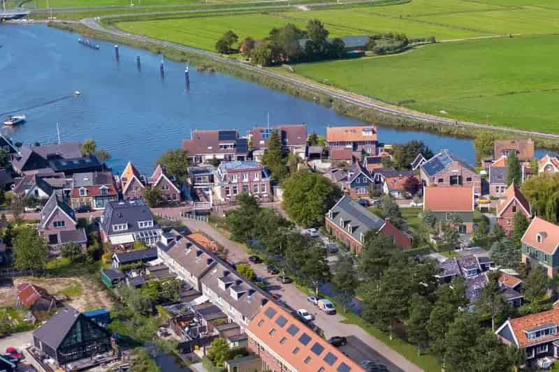 Bouwgrond Oostknollendam: Aan het water gelegen kavel met vergunning