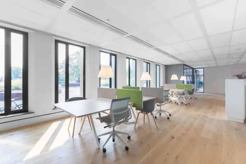 Coworking Ruimte: Moderne Bureaus met Gemeenschappelijke Ruimte