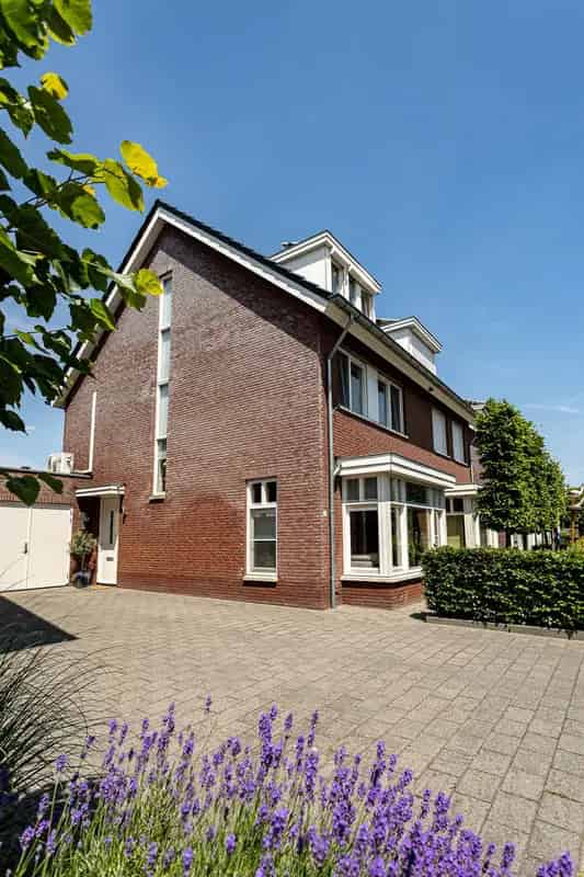 Luxe Halfvrijstaande woning met Garage en Tuin