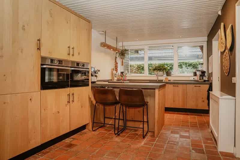 Bedrijfswoning Veen 5 slaapkamers 210m2 tuin garage