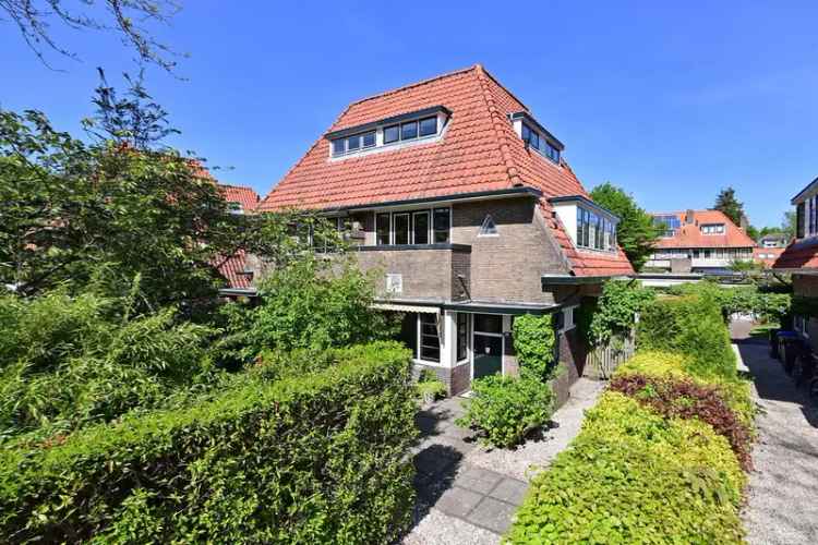 Huis te koop Waltherlaan Bussum: 5 slaapkamers, 2 badkamers, bijgebouw