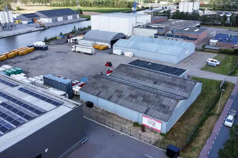 Bedrijfshal Oudenbosch te koop: 2 Romneyloodsen en kantoorgebouw