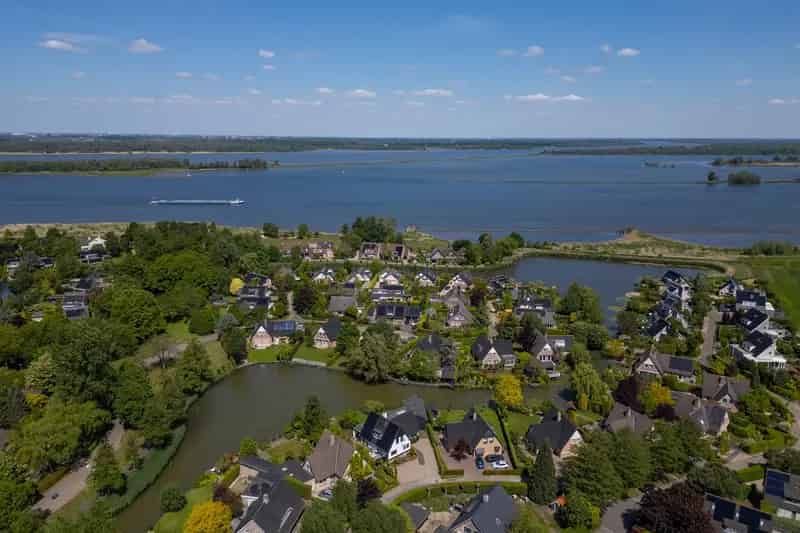 Huis te koop Lage Zwaluwe: Luxe Villa aan het Water