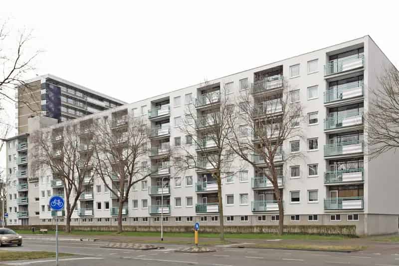 Ruim Appartement met Balkon Nabij Buurthuis en Winkelcentrum