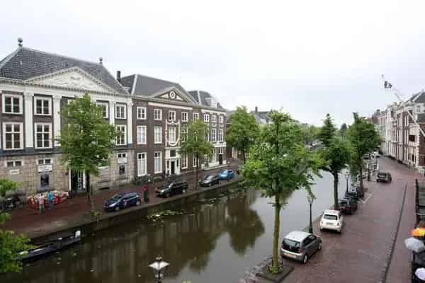 Charmant Grachtenappartement Leiden Centrum