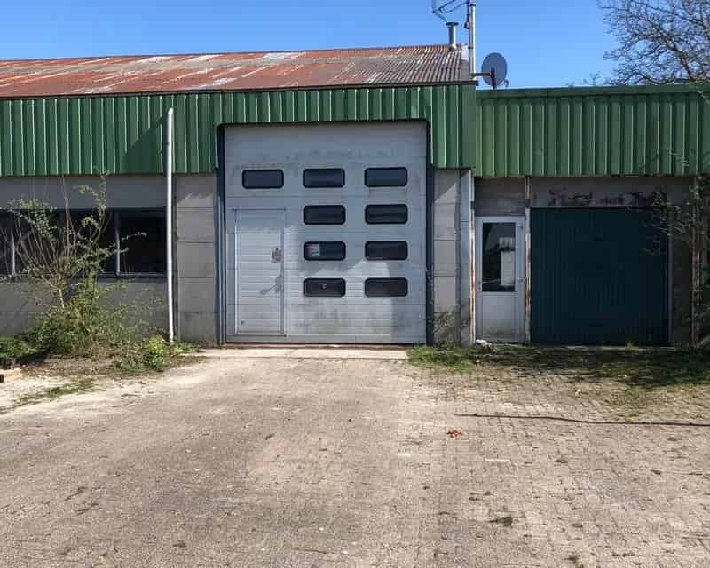 Bedrijfshal en woning te huur 's-Gravendeel