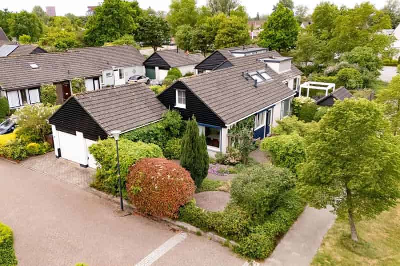 Vrijstaande woning met 4 slaapkamers en gelijkvloers wonen