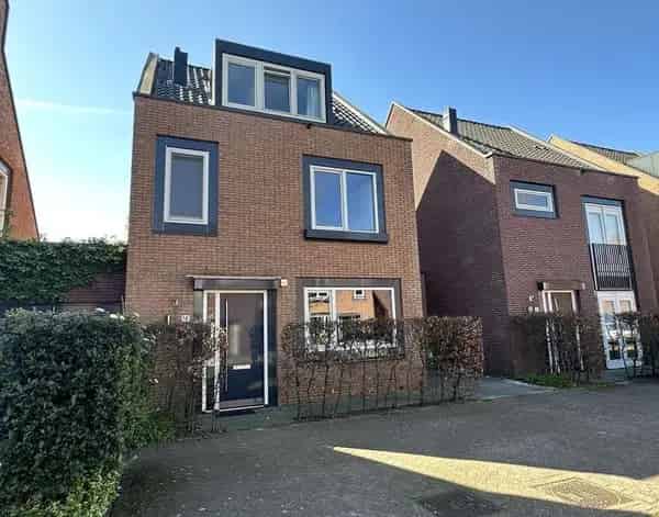 Ruime 6 Kamer woning Vathorst met berging en parkeren