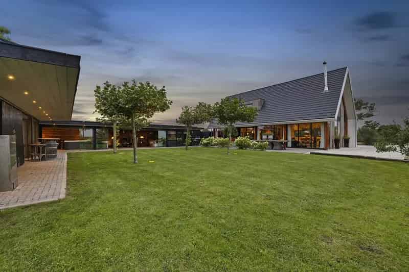 Rust, ruimte en natuur: Wellnesswoning met bijgebouwen en weiland