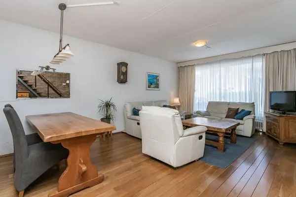 KNUSSE GESCHAKELDE WONING MET GARAGE EN STADSTUIN Heerlen