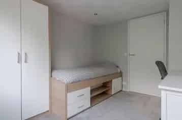 Kast en Bed te Koop Weinig Gebruikt Rook en Dier Vrij