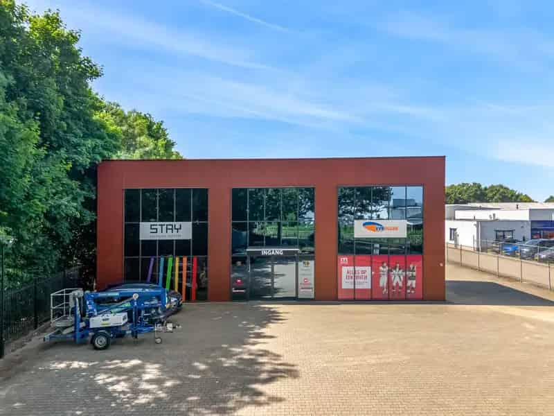 Bedrijfshal te Huur Echt A2 A73 680m2 Showroom Magazijn Kantoren