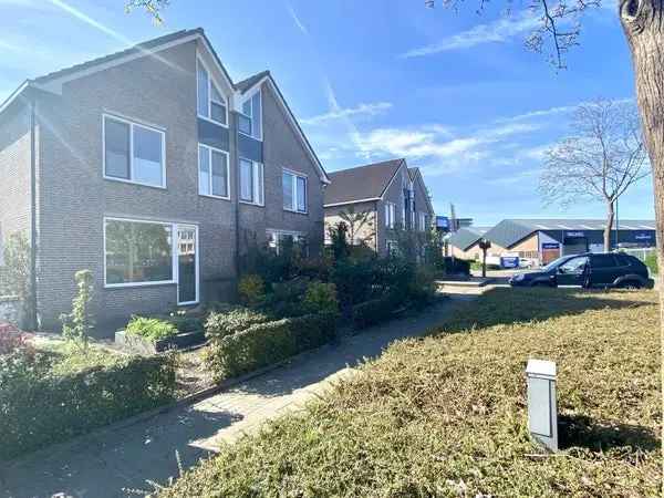 Ruime 2-onder-1-kap woning met garage en tuin te huur