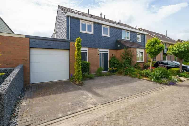 Huis te koop Almere Haven: Ruime 2-onder-1-kapwoning met tuin