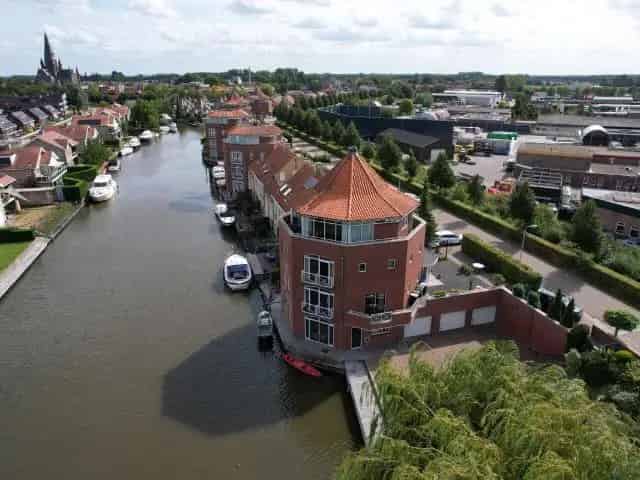 Penthouse te koop aan het water met aanlegsteiger Steenbergen
