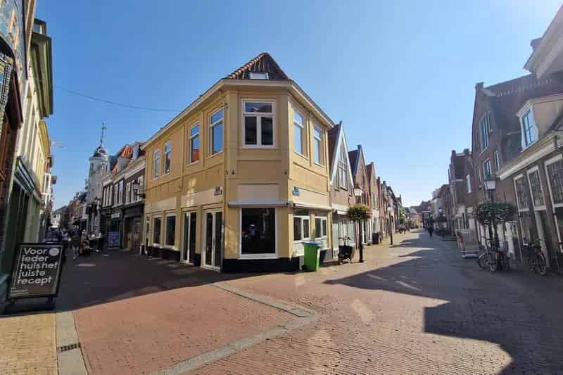 Winkelpand met bovenwoning te koop in Hoorn