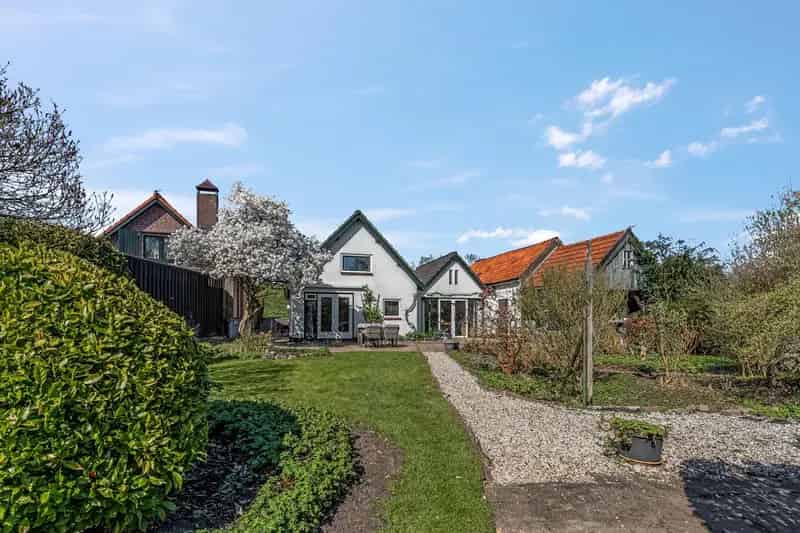 Vrijstaand Huis met Karakter Grote Tuin 4 Slaapkamers Aan de Dijk