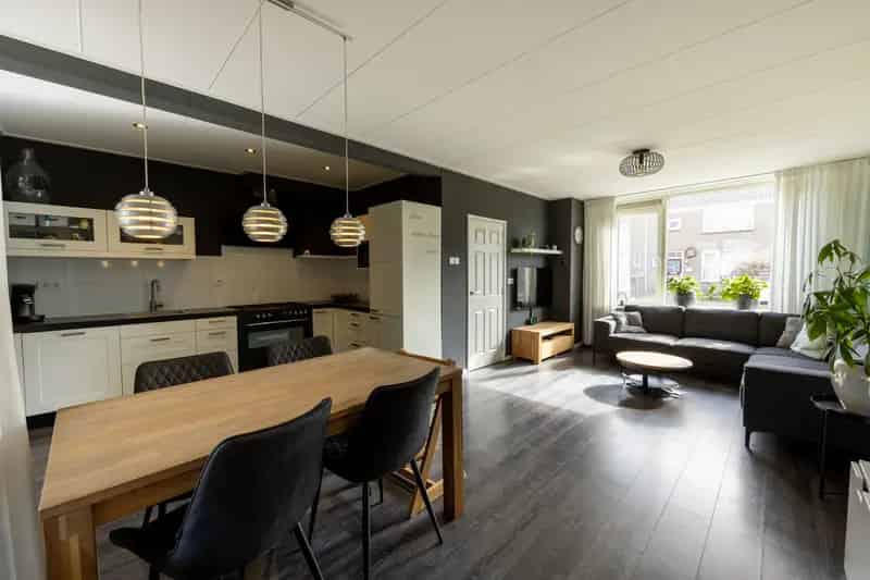 Tussenwoning Makkum 3 slaapkamers moderne keuken diepe tuin