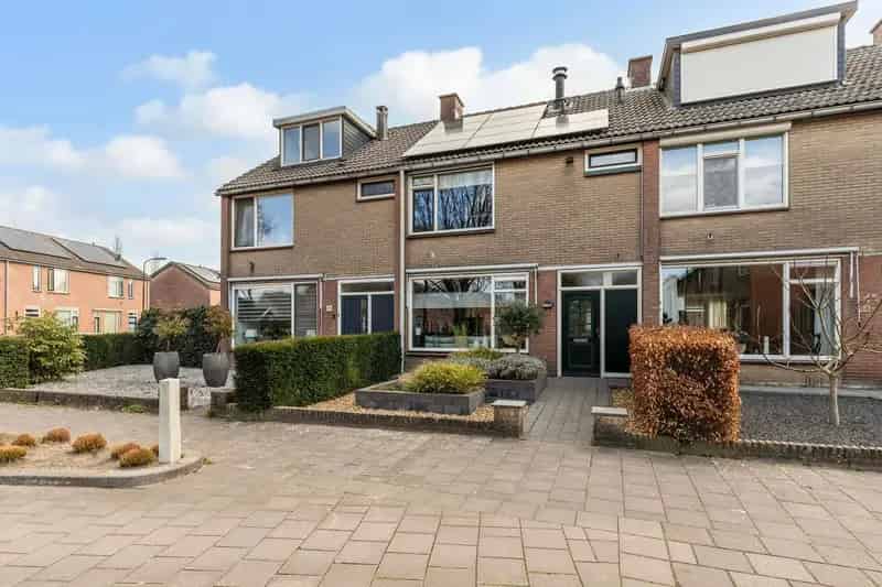 Huis te koop Beekbergen: Ruime gezinswoning met 4 slaapkamers en jacuzzi