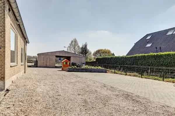 Woning met paardenstallen en buitenbak nabij dorpscentrum