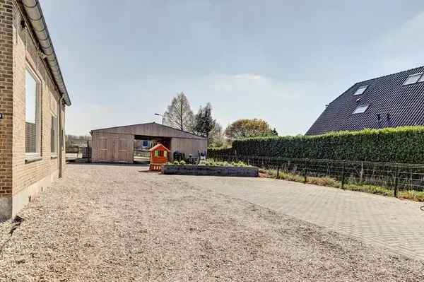 Woning met paardenstallen en buitenbak nabij dorpscentrum