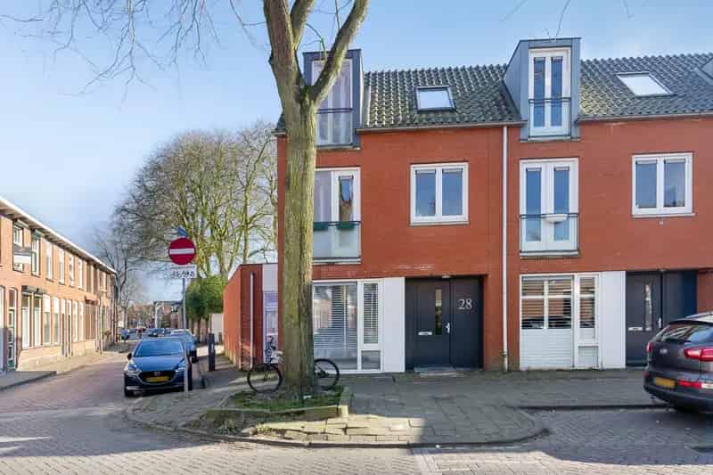 Huis te koop Breda Ginneken: Ruime woning met 2 parkeerplaatsen en multifunctionele ruimte