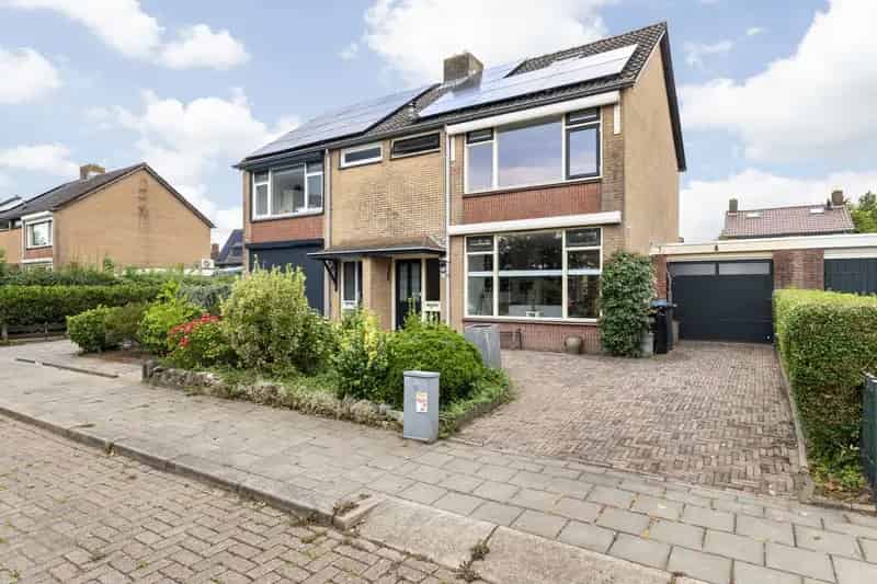 Ruime 4 Slaapkamers 2 Onder 1 Kapwoning Lage Zwaluwe