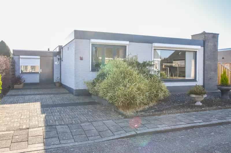 Vrijstaande Bungalow met Dubbele Garage en Patiotuin