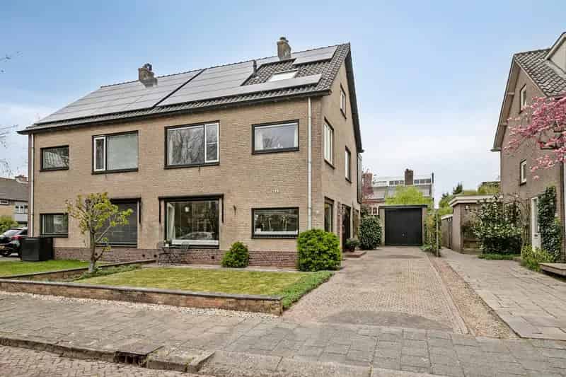 Ruime 2-onder-1-kapwoning te koop in Breukelen