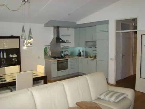 Appartement nabij winkels met binnentuin terras en balkon