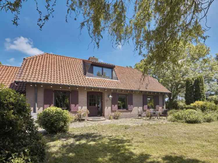 Ruim Landhuis met Paardenstallen en Bijgebouwen