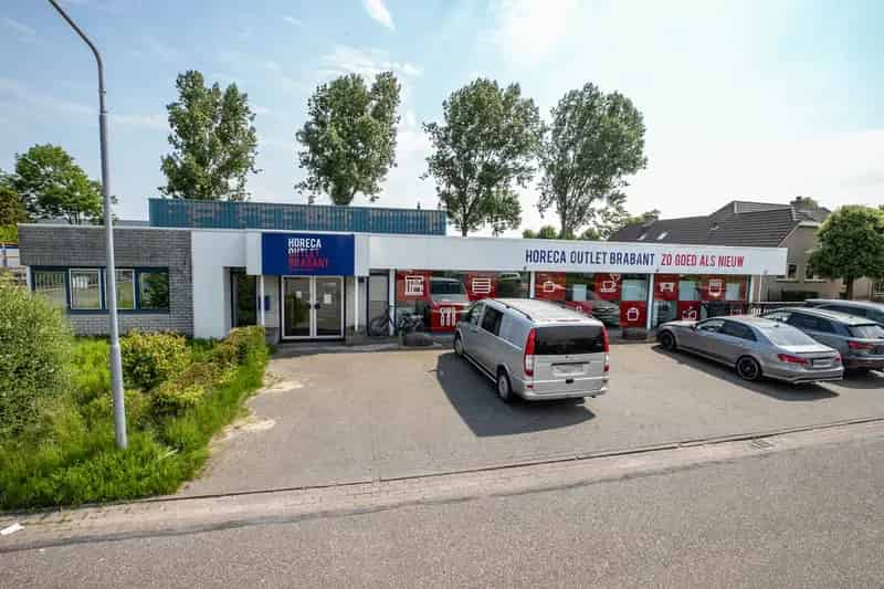 Huis te koop Zevenbergen: Bedrijfswoning met paardenboxen