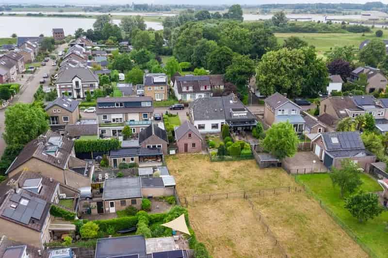 Tweekapper te koop Weurt  1385m2 tuin  Nabij Waal
