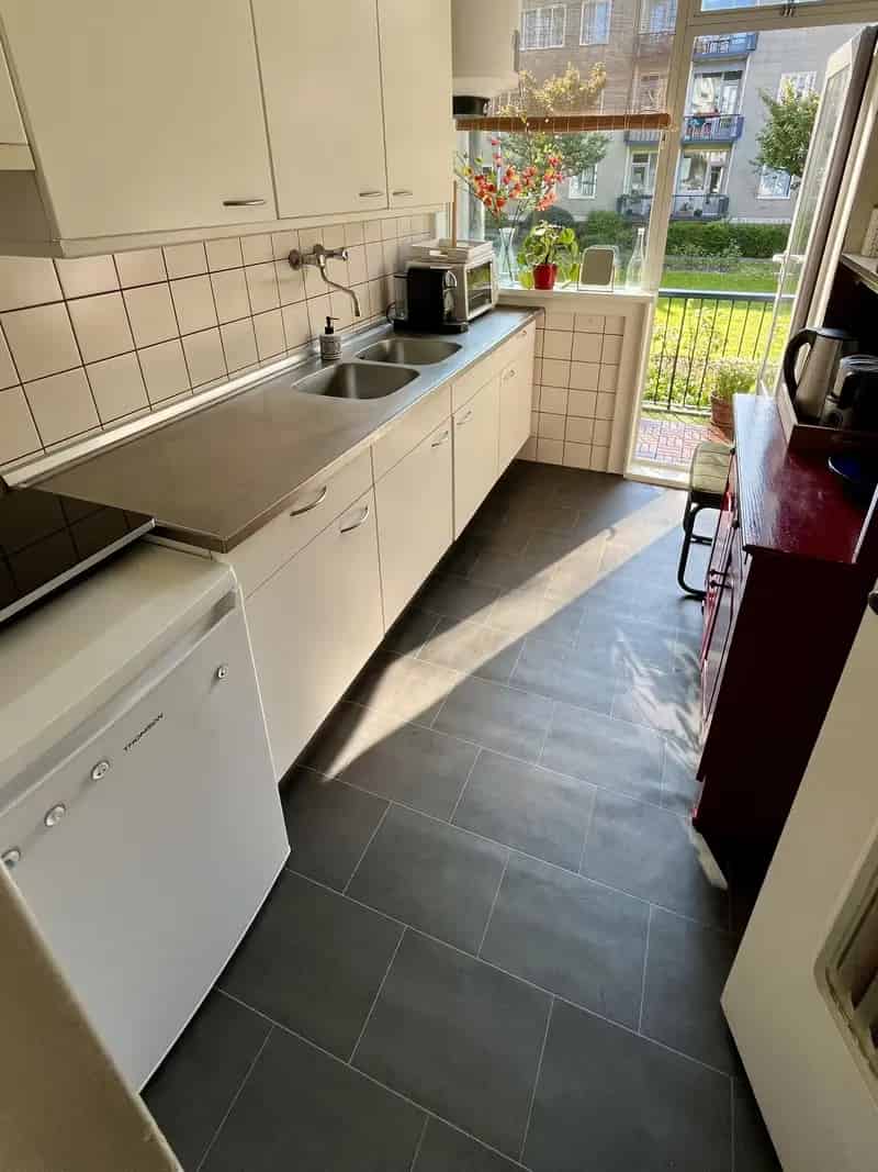 Appartement te huur: Lichte kamer met balkon en ruime woonkamer