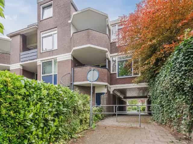 Drie Kamer Appartement Diemen  Ruime Slaapkamers Balkon Tuin