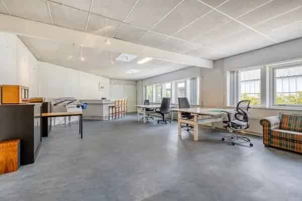 Wonen en Werken in Etten-Leur: Ruime Bungalow met Bedrijfsruimte