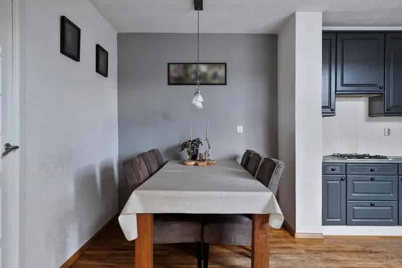 Hoekwoning met uitbouw veranda en diepe tuin nabij centrum