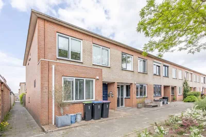 Ruime Hoekwoning met Kelder in Maaswijk