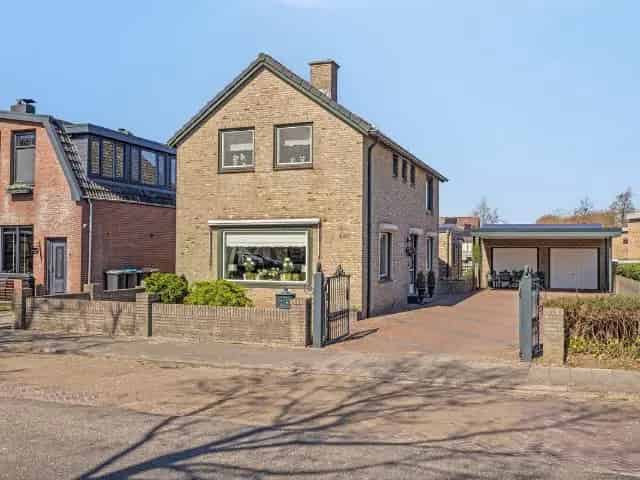 Vrijstaande woning met praktijkruimte te koop in Enschede