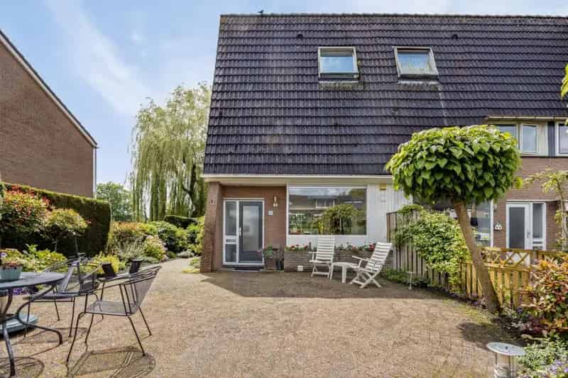 Ruime Hoekwoning met Tuin en Uitzicht op Groen