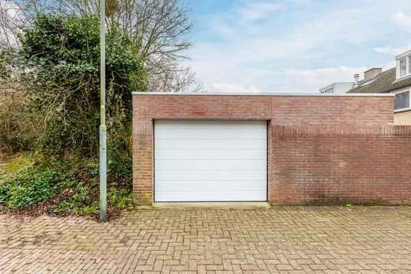 Eindwoning met veranda, zonnepanelen en garage