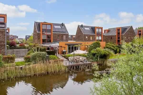 Halfvrijstaand huis met tuin aan het water Floriande