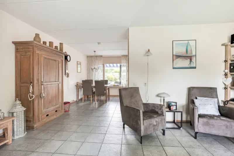 Tussenwoning Emmeloord 3 slaapkamers serre tuin