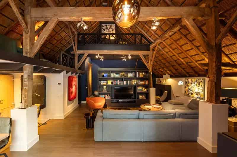 Luxe Woonboerderij met Zwembad en Paardenstallen te Koop