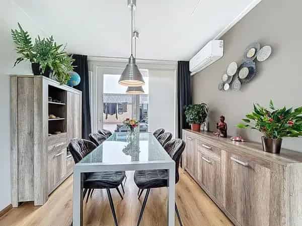 Tussenwoning Breskens 3 slaapkamers Zonnepanelen Garagebox